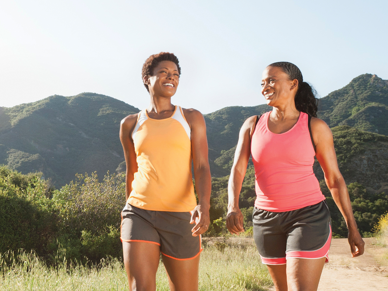 Dos mujeres que toman un paseo fuera.