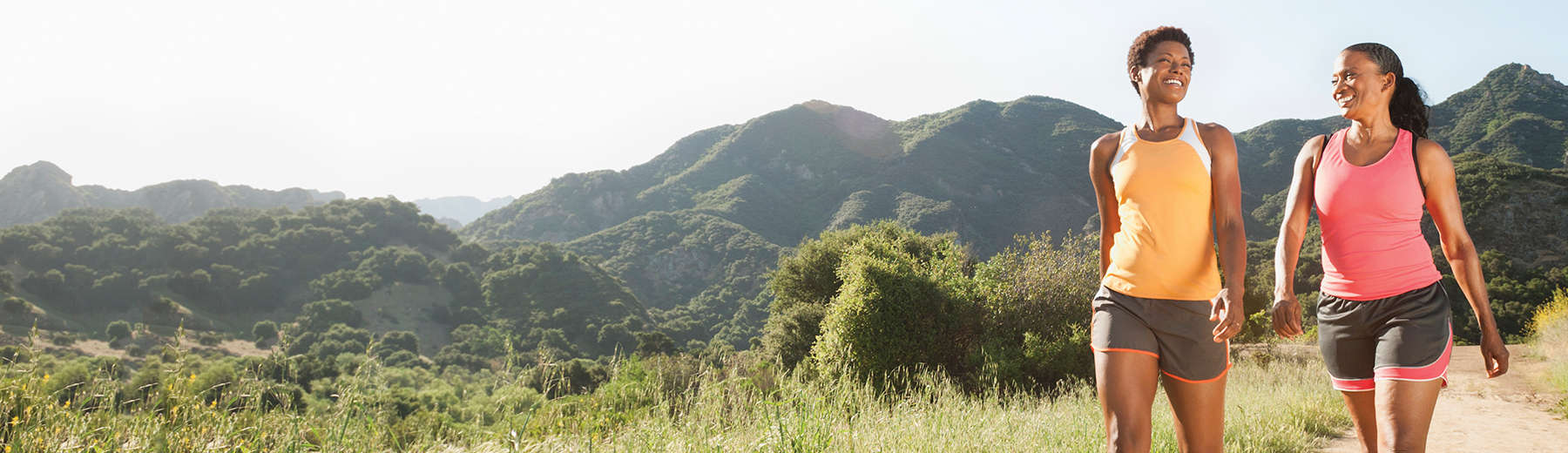 Dos mujeres que toman un paseo fuera.