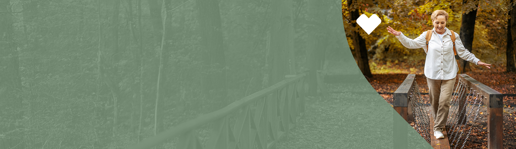 Mujer con planes Aetna Medicare Advantage HMO de excursión en un bosque