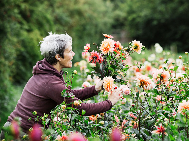 mujer con flores